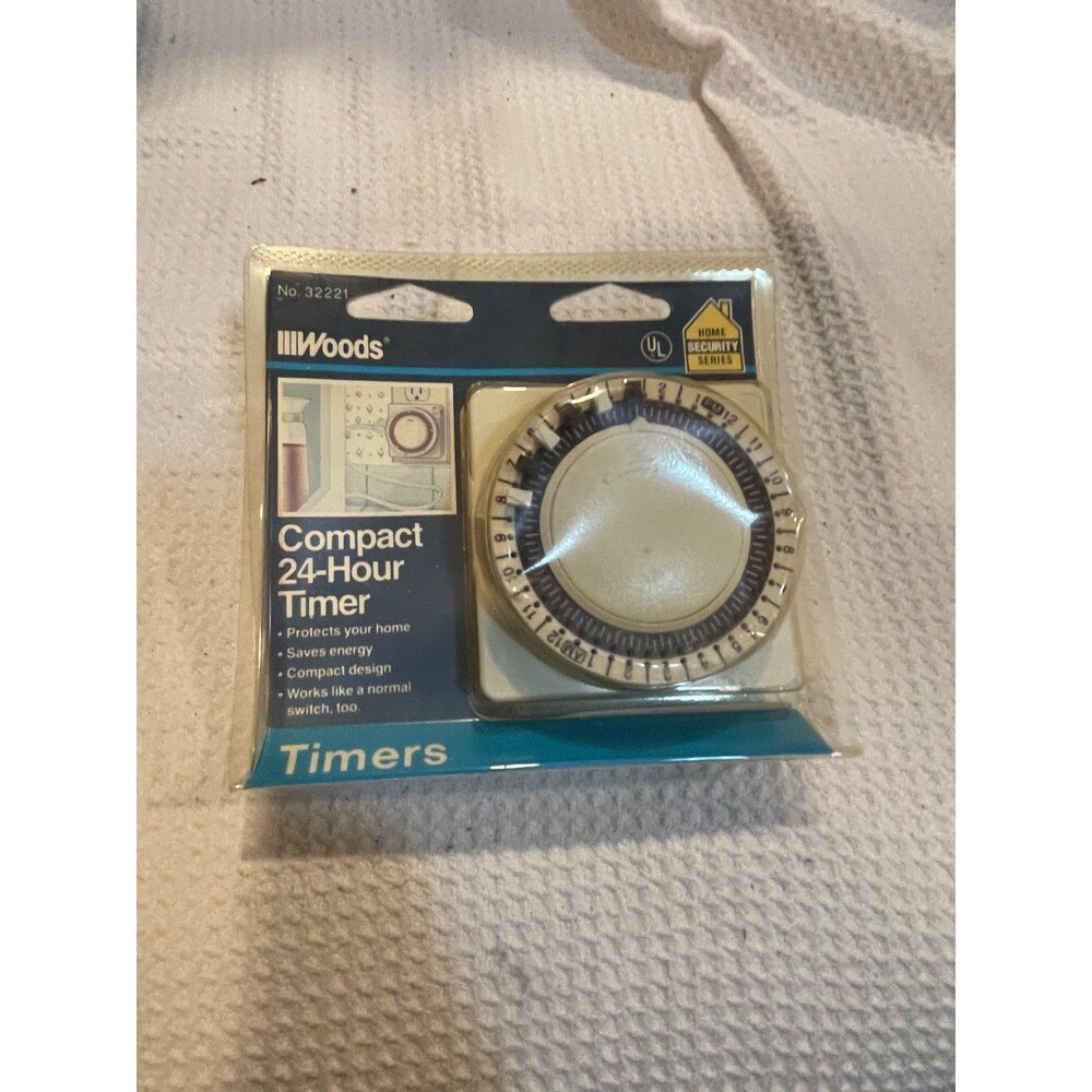 Woods Compact 24-Hour Plug-In Timer Model 32221 Indoor Mechanical NEW